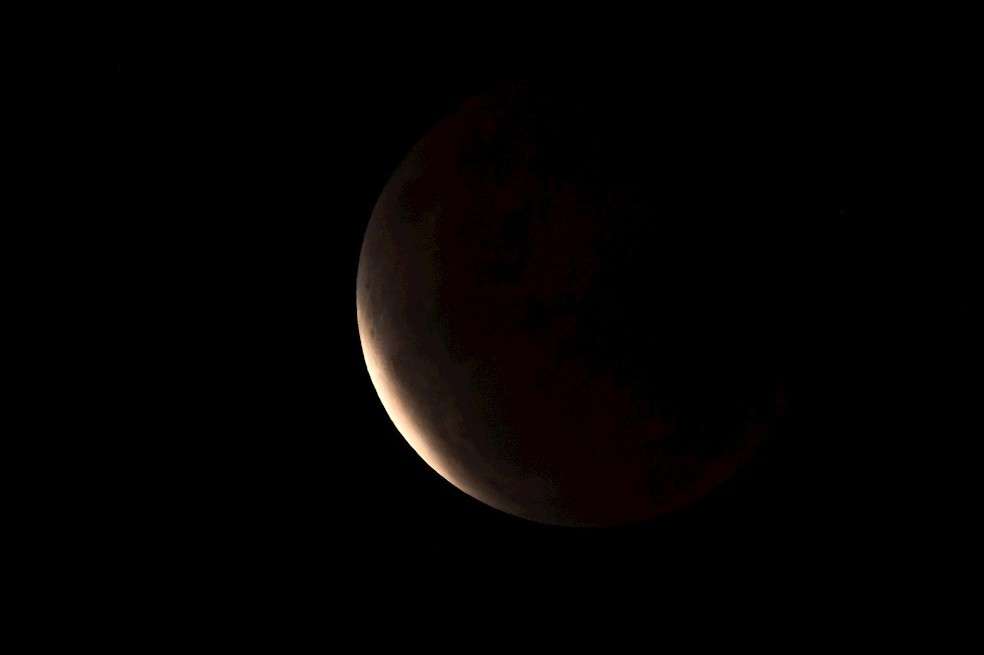 Parte de cómo se vio el eclipse lunar y la superluna en Australia.