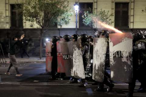 Manifestante muere tras disparo policial en protesta en Perú