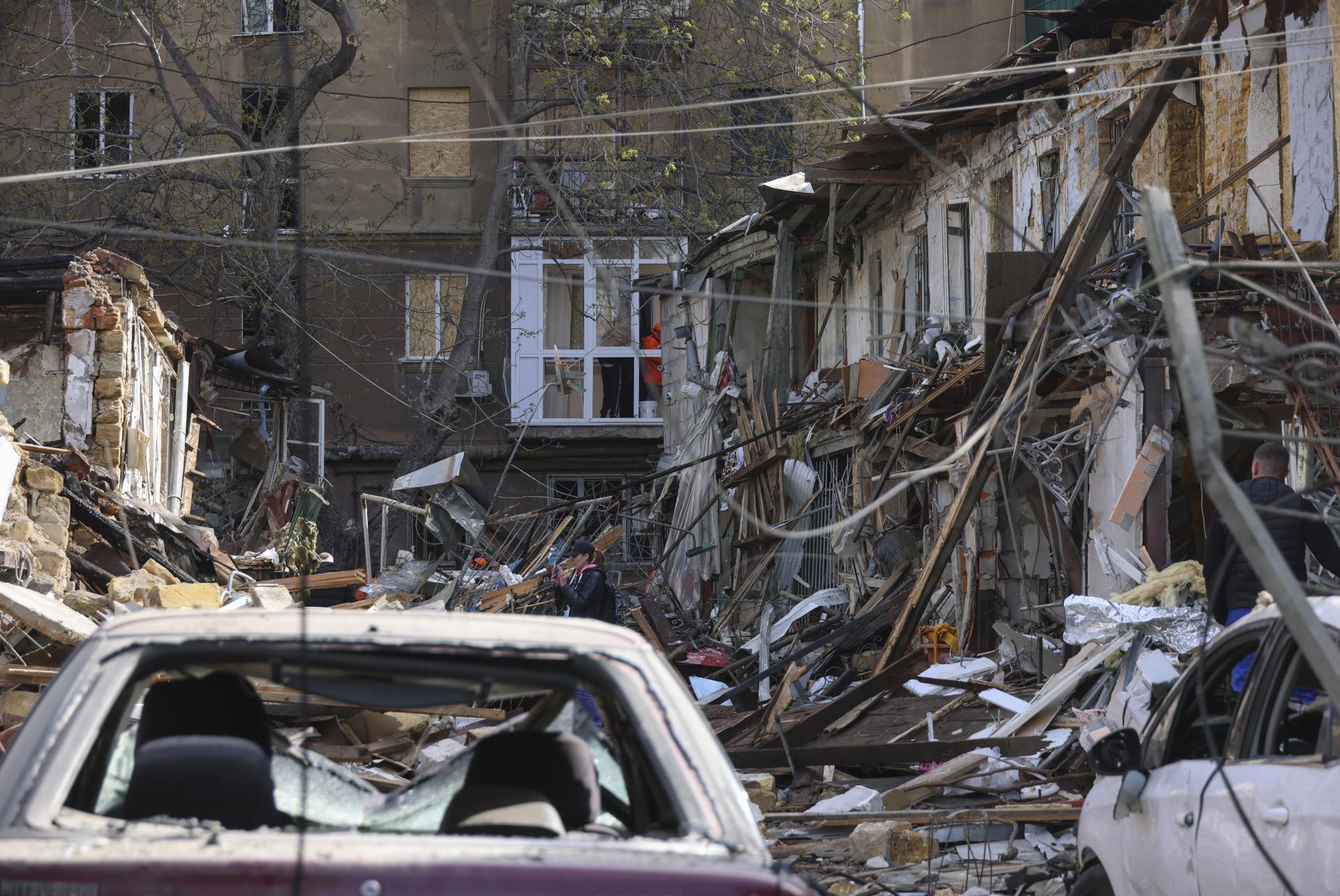ODESA (Ukraine), 24/04/2026.- The site of the Russian strike on a residential area in Odesa, Ukraine, 24 April 2026, amid the Russian invasion. At least two people were killed and 14 others were injured after an overnight Russian attack on Odesa, according to the State Emergency Service of Ukraine (SES). (Rusia, Ucrania) EFE/EPA/IGOR MASLOV
