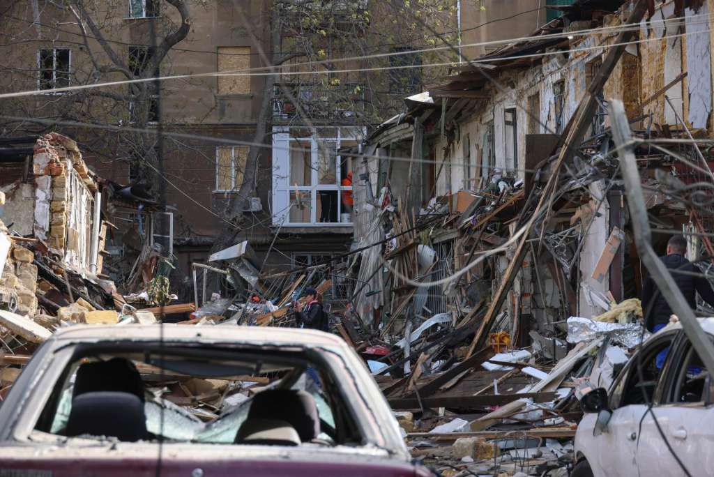 ODESA (Ukraine), 24/04/2026.- The site of the Russian strike on a residential area in Odesa, Ukraine, 24 April 2026, amid the Russian invasion. At least two people were killed and 14 others were injured after an overnight Russian attack on Odesa, according to the State Emergency Service of Ukraine (SES). (Rusia, Ucrania) EFE/EPA/IGOR MASLOV