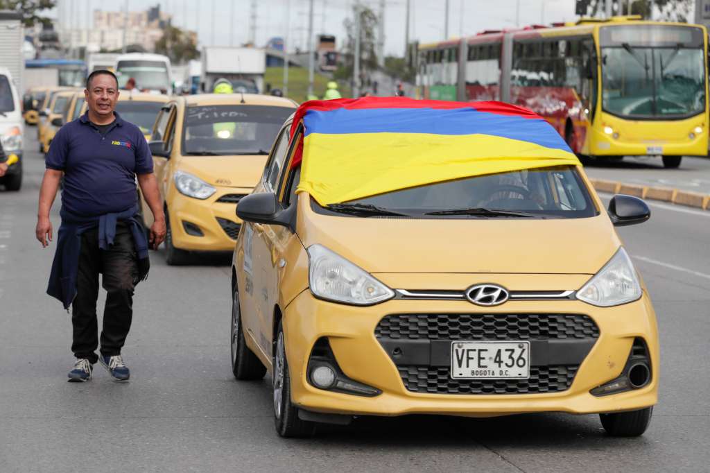 AME4075. BOGOTÁ (COLOMBIA), 23/07/2024.- Conductores de taxi participan de una protesta, este martes, en Bogotá (Colombia). Centenares de taxistas bloquearon este martes las principales vías de acceso a Bogotá en protesta porque, supuestamente, las autoridades no están haciendo cumplir las leyes con respecto al "transporte ilegal", en referencia a plataformas como Uber o DiDi. EFE/ Carlos Ortega