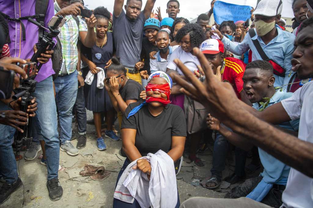 La sociedad haitiana ha protestado en repetidas ocasiones en contra de su precaria situación de seguridad y el aumento de los secuestros y asesinatos.
