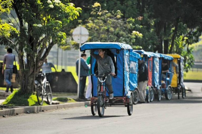 Bicitaxistas de Bogotá desconfían del proceso de formalización