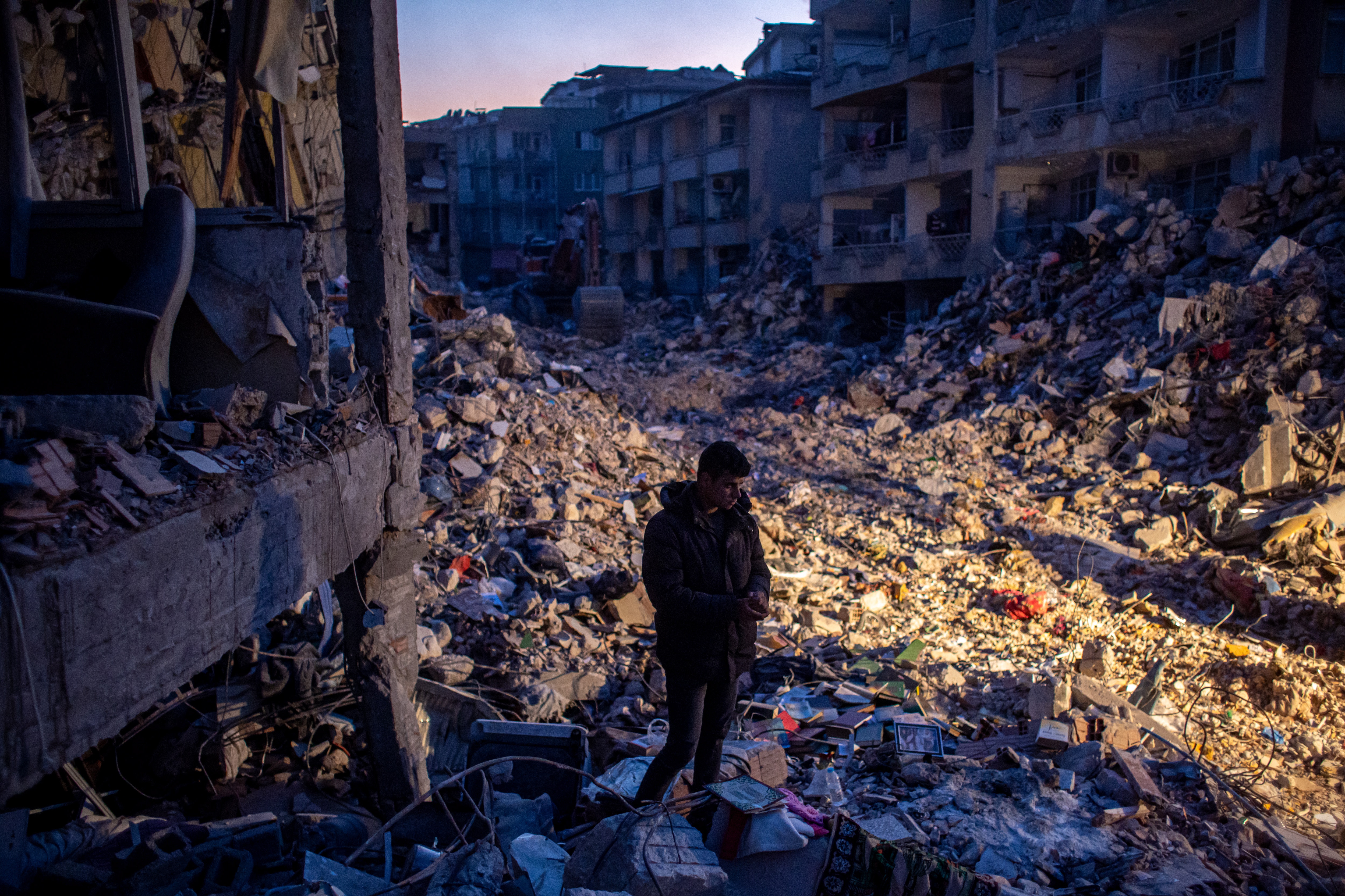 -FOTODELDÍA- HATAY (ANTAKYA) (TURQUÍA), 15/02/2023.- Un hombre permanece sobre los escombros de edificios derrumbados tras el terremoto en Hatay, Turquía, este miércoles. Hasta el momento, más de 41.000 personas han muerto y miles más han resultado heridas después de que dos grandes terremotos azotaran el sur de Turquía y el norte de Siria el pasado 06 de febrero. Las autoridades temen que el número de muertos siga aumentando mientras los rescatistas buscan supervivientes por toda la región. EFE/MARTIN DIVISEK