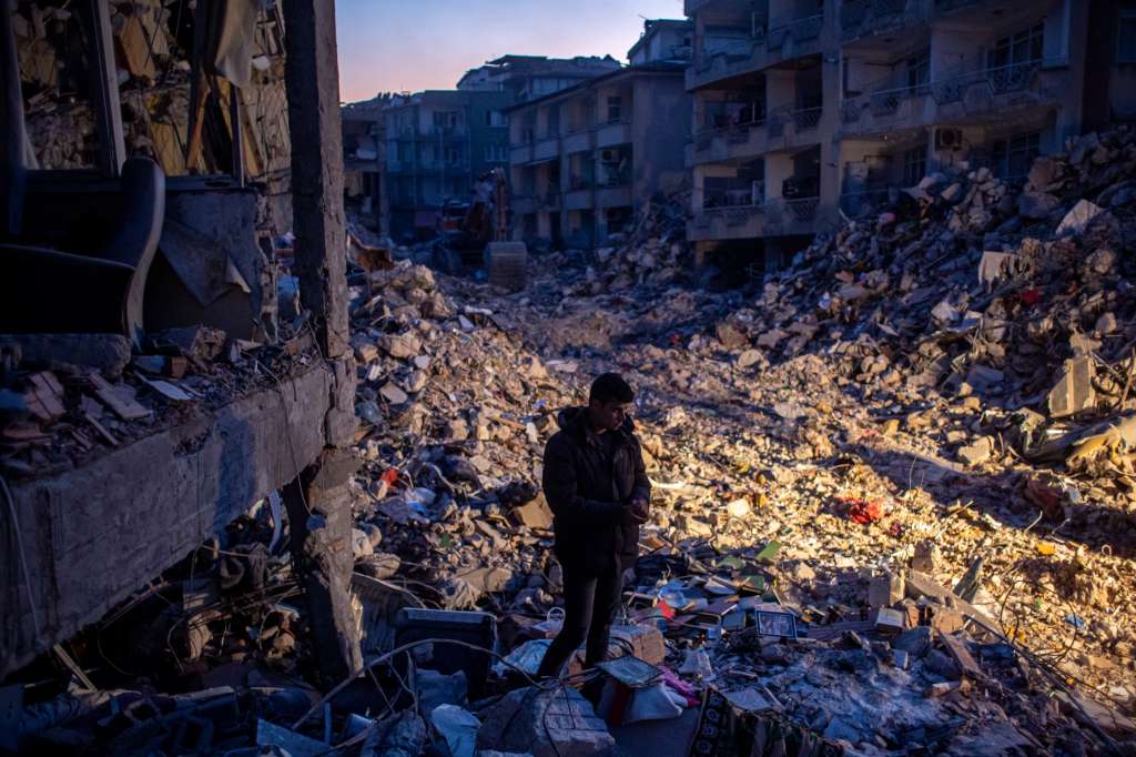 -FOTODELDÍA- HATAY (ANTAKYA) (TURQUÍA), 15/02/2023.- Un hombre permanece sobre los escombros de edificios derrumbados tras el terremoto en Hatay, Turquía, este miércoles. Hasta el momento, más de 41.000 personas han muerto y miles más han resultado heridas después de que dos grandes terremotos azotaran el sur de Turquía y el norte de Siria el pasado 06 de febrero. Las autoridades temen que el número de muertos siga aumentando mientras los rescatistas buscan supervivientes por toda la región. EFE/MARTIN DIVISEK