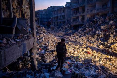 ONG denunció que intentan secuestrar a bebé que nació bajo los escombros en Siria