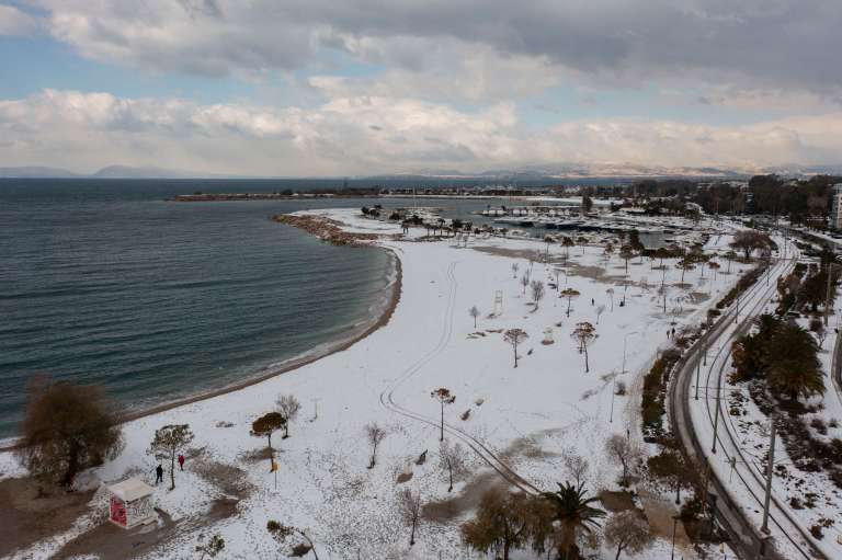 La costa sur de Atenas quedó bajo la nieve, que cayó en medio de ola de frío con temperaturas de hasta -14ºC en algunos lugares. La situación provocó cortes de energía eléctrica y de varias carreteras.