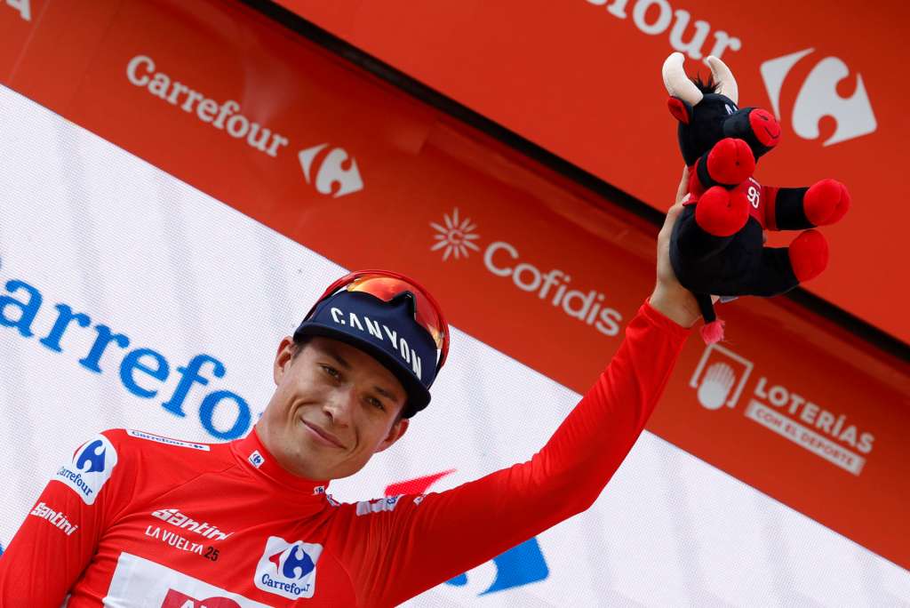 NOVARA (ITALIA), 23/08/2025.- El belga Jasper Philipsen (Alpecin Deceuninck) celebra en el podio con el maillot de líder de la clasificación general su victoria en la primera etapa de la Vuelta a España disputada entre Turín-Reggia Di Venaria y Novara, de 186,7 km. EFE/Javier Lizón