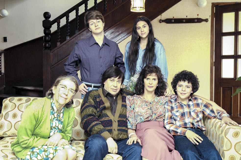 ‘Los años maravillosos’ contará la historia de la familia González y será protagonizada, entre otros, por Carmenza Duque, Santiago Moure, Marcela Agudelo y Sebastián Gutiérrez (sentados), junto con Santiago Rendón y Greeicy Rendón (de pie). / Cortesía
