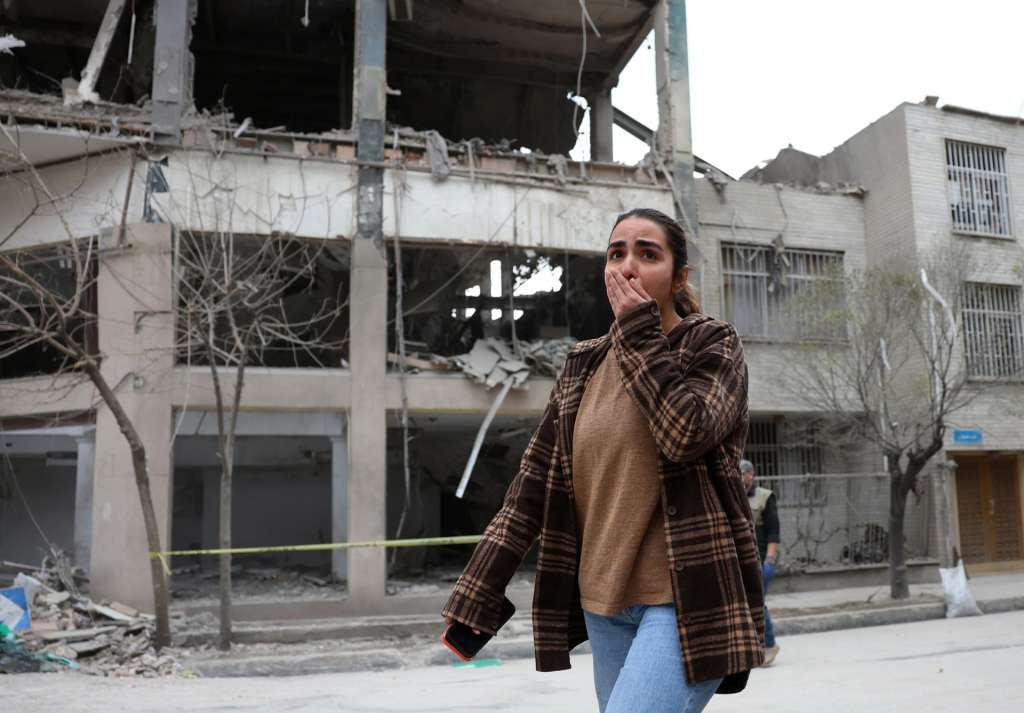 TEHRAN (IRAN(Islamic Republic Of)), 29/03/2026.- A person reacts to the damage near a business building including the Qatari Al Araby TV office, after an airstrike in northern Tehran, Iran, 29 March 2026. A joint Israeli and US military operation continues to target multiple locations across Iran since the early hours of 28 February 2026. (Teherán) EFE/EPA/ABEDIN TAHERKENAREH