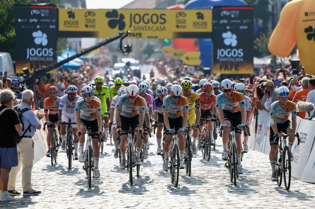 Ponte de Lima (Portugal), 14/08/2026.- Riders of the NSN Development Team in action during the 8th stage of the 87th Portugal Cycling Tour cycling race from Melgaco to Fafe, in Ponte de Lima, Portugal, 14 August 2026. British cyclist Finlay Tarling of the NSN Development Team was killed in a fatal accident during the stage, which was immediately neutralized as a result. (Ciclismo) EFE/EPA/NUNO VEIGA