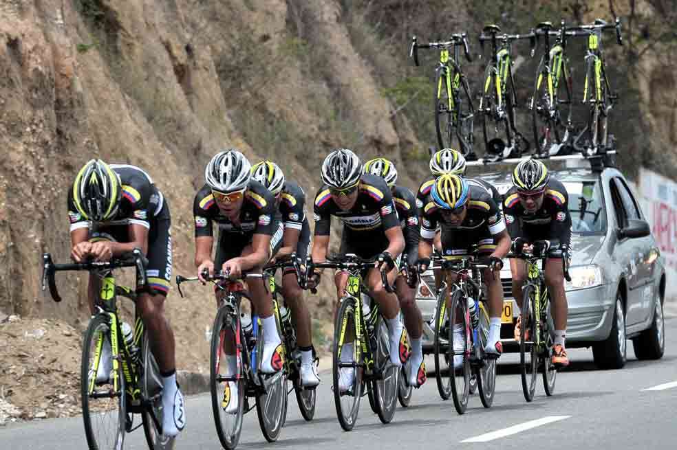 Los integrantes del Team Colombia, durante una etapa de la Vuelta. Luis Ángel