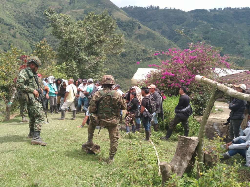 De acuerdo con las denuncias hechas por la fuerza pública, dos pelotones fueron obligados a subirse en vehículos particulares para retirarse de la zona.