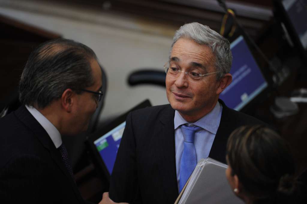 Nuevo Procurador General y Álvaro Uribe Vélez, expresidente y senador (izq-der).