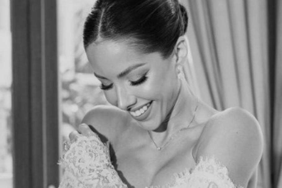 Silvy Araujo posando con su hermoso vestido de novia.