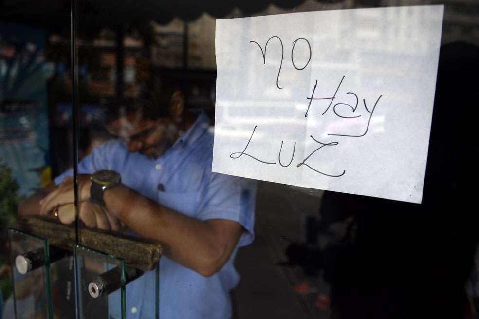 Algunos locales comerciales cerraron durante el fallo de energía y dieron explicaciones a sus clientes con carteles. / AFP
