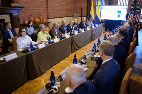 Gobierno habló de paz y lucha antidrogas con delegación de congresistas estadounidenses