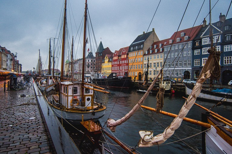 Copenhaguen: el precio de la cerveza es US$6.5, el servicio de taxi US$26.6 y la cena básica para dos US$55.70