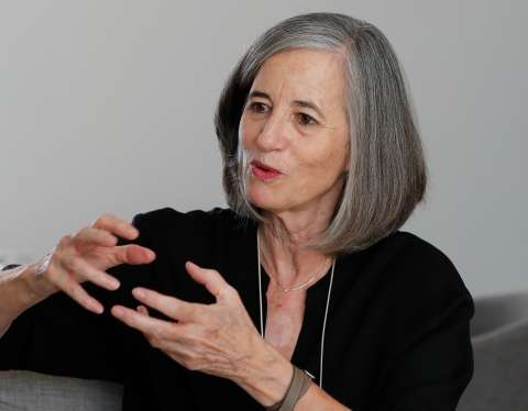 Mónica Lavín: “Me interesa indagar en la fragilidad de las personas”