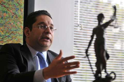 El primer abogado colombiano que defiende en la CPI