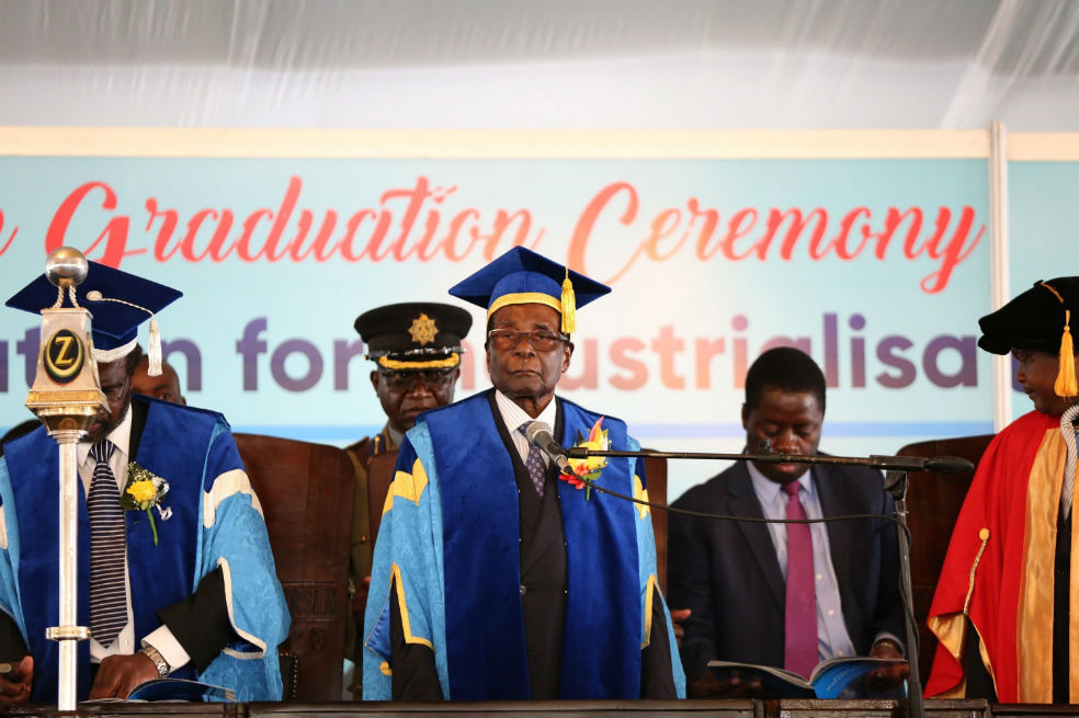 El presidente de Zimbabue, Robert Mugabe (centro), preside una graduación en una universidad de Harare (Zimbabue), hoy 17 de noviembre de 2017, durante su primera aparición pública 4 días después del levantamiento de las Fuerzas Armadas en contra de su Gobierno. / Agencia EFE