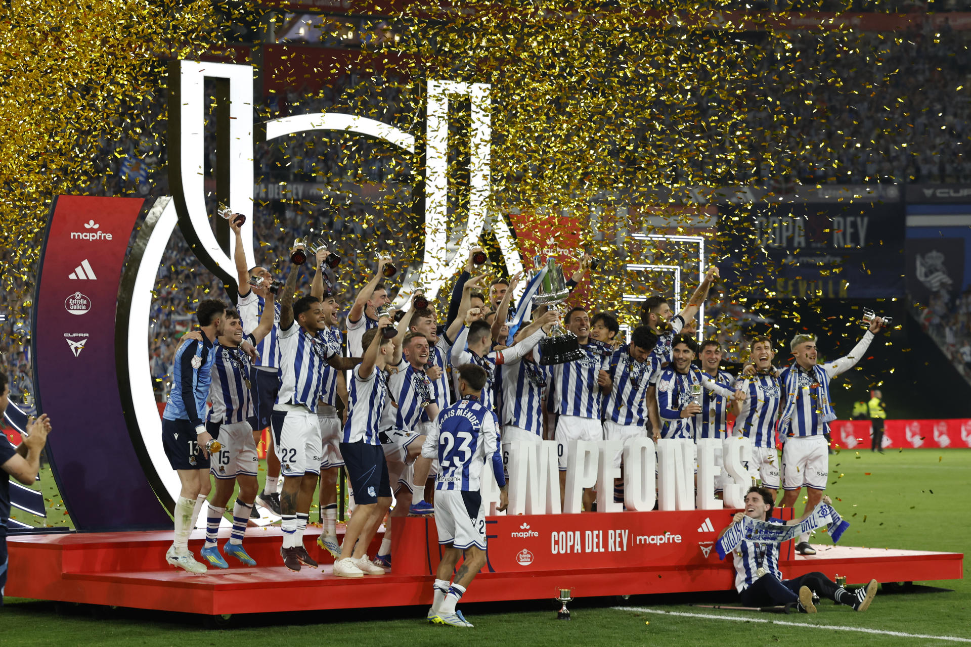 SEVILLA, 17/04/2026.- Los jugadores de la Real Sociedad celebran con el trofeo la victoria tras la final de la Copa del Rey que han disputado frente al Atlético de Madrid este sábado en el estadio de La Cartuja, en Sevilla. EFE/Julio Muñoz.
