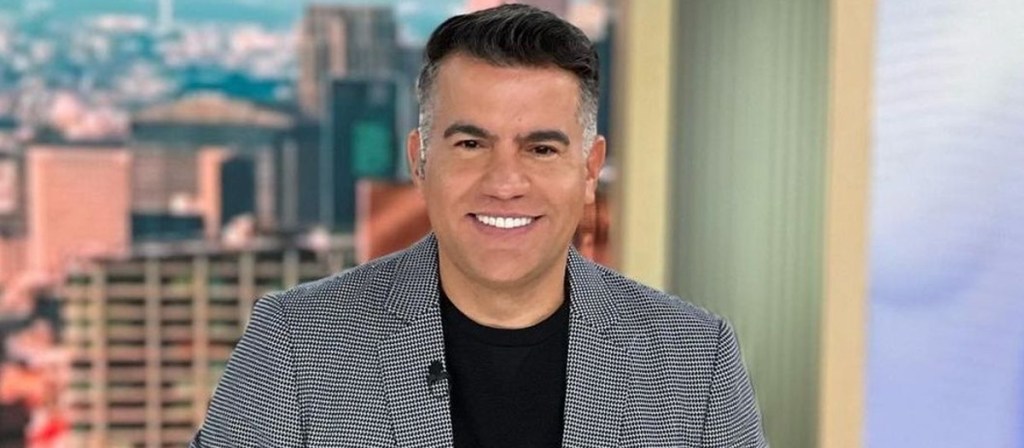 Carlos Calero comparte ‘set’ en ‘Día a Día’ de Caracol Televisión con Carolina Cruz, Carolina Soto, Juan Diego Vanegas, Iván Lalinde, Catalina Gómez y ‘Jhovanoty’.