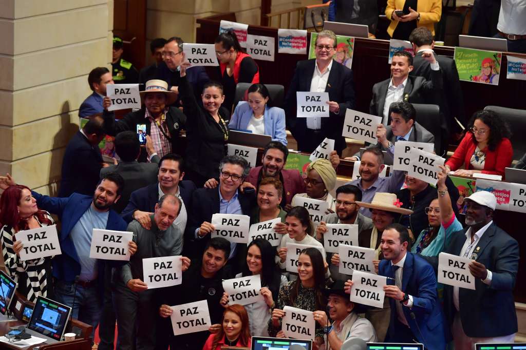 Debate sobre el proyecto "Paz Total" que prorroga y modifica la ley 418 de 1997, aprobado en la Cámara de Representantes.