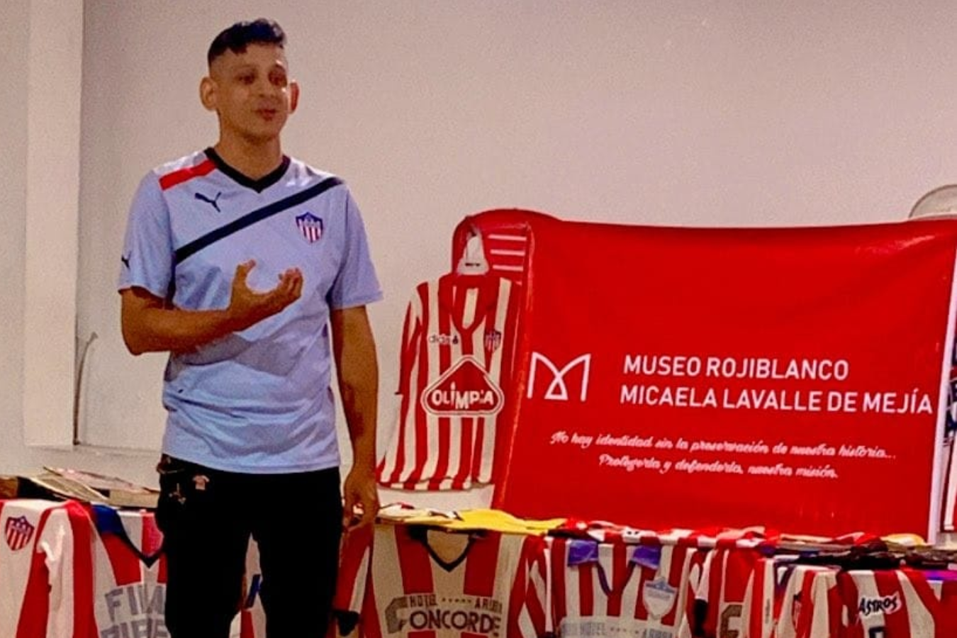 Joan Nieto, seguidor del Junior de Barranquilla y creador del Museo Roji Blanco en la capital del Atlántico.