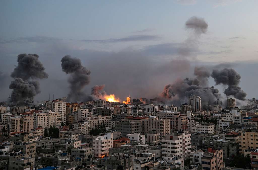 -FOTODELDIA- Gaza (PALESTINA), 09/10/2023.- Vista del ataque israelí sobre Gaza, Palestina. El ejército israelí informó este martes que desde el comienzo del conflicto con el grupo islamista palestino Hamás, el pasado sábado, ha atacado hasta las 20:00 hora local (17:00 GMT) del lunes a un total de 1.707 objetivos en la franja de Gaza. EFE/ Mohammed Saber