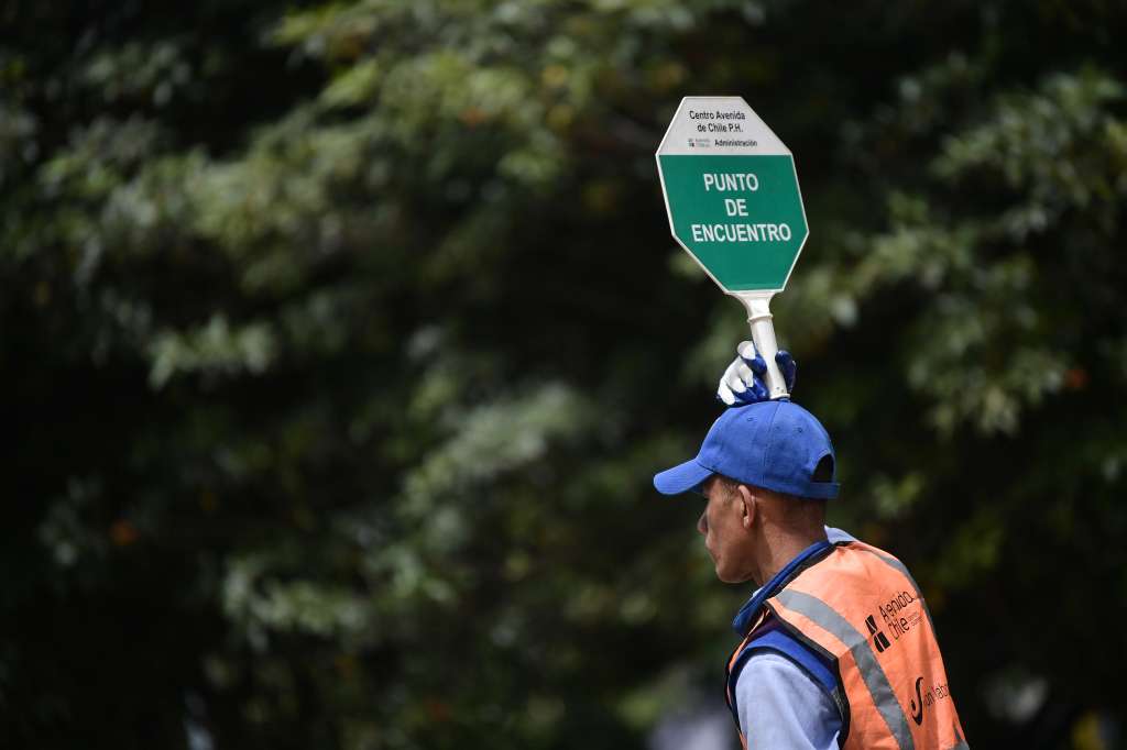 Simulacro de evacuación por emergencias, realizado en la Plaza de la Av Chile