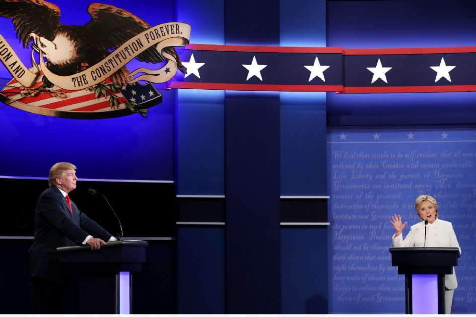 Hillary Clinton y Donald Trump durante su tercer y último debate en Las Vegas (Nevada). / AFP