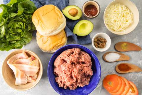 Viernes de comida rápida: receta para preparar hamburguesa con queso y tocineta