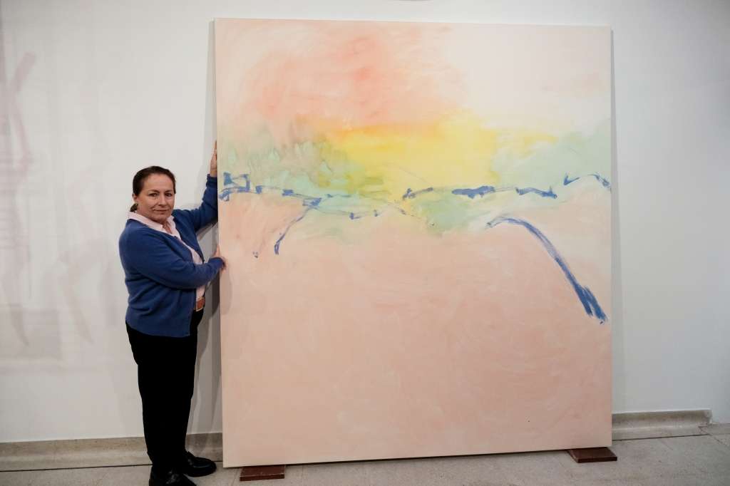Lorenza Panero junto a la obra "Enchantment". 89.5 x 81.5 pulgadas
Óleo sobre lienzo.