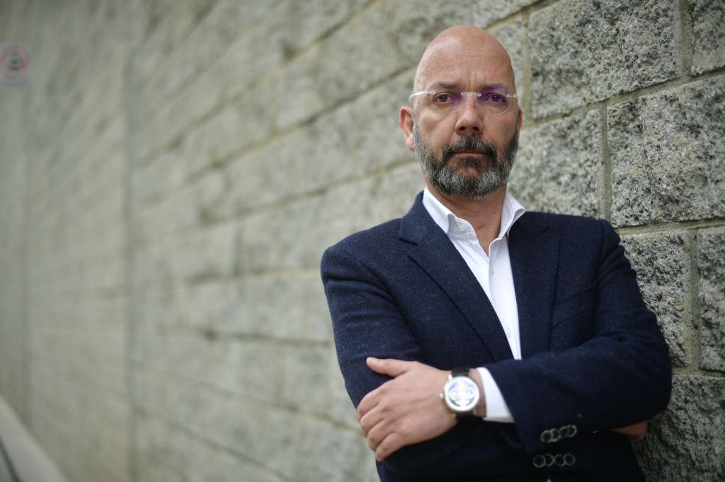Periodista colombiano quién dirige el equipo de investigaciones de Noticias Caracol.