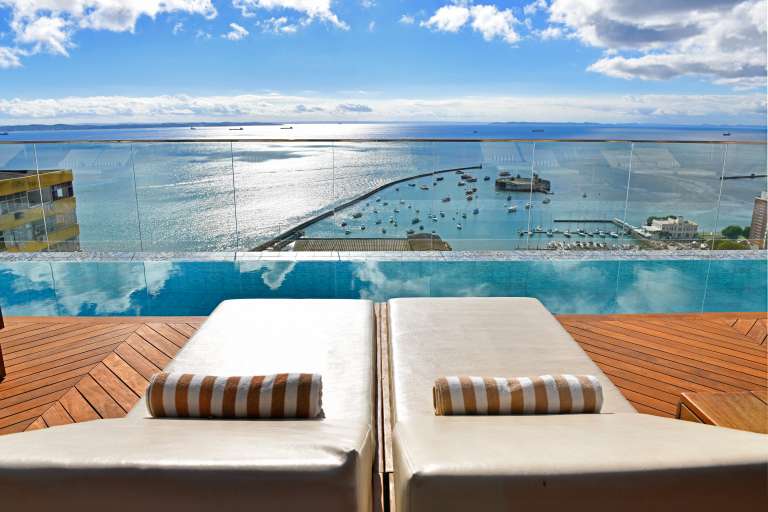 En la azotea del hotel hay una espectacular piscina infinita con vistas panorámicas a la bahía de “todos los Santos”. Conocido como el mejor lugar de la ciudad para disfrutar de la puesta de sol con una capirinha en la mano, la piscina del hotel es un verdadero hotspot brasileño con huéspedes internacionales, actores y modelos.