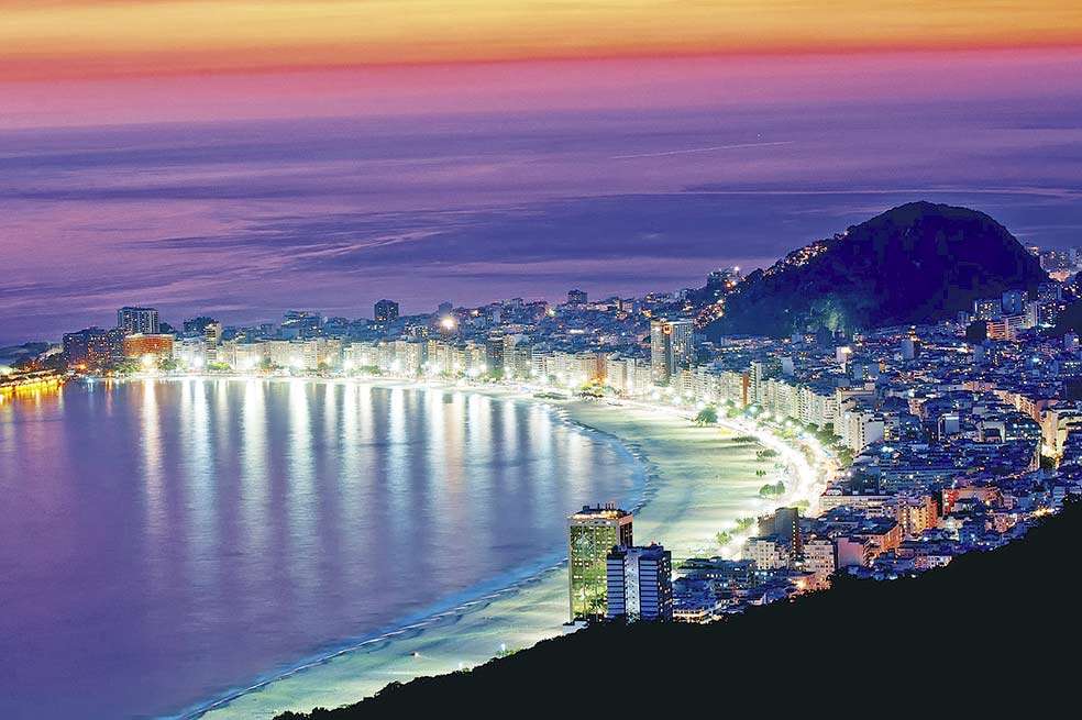 Copacabana es uno de los barrios más famosos de Río de Janeiro. Su playa en forma de media luna, reconocida por un bullicioso y festivo ambiente, se extiende a lo largo de 4 km. / 123rf