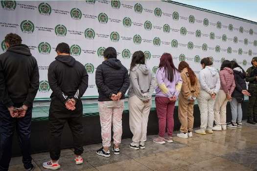 ‘Los telefonistas’ desarrollaban su actividad ilegal desde una vivienda ubicada en el barrio Piamonte, en la localidad de Bosa. En ese predio estaba adecuado un call center clandestino cuya actividad consistía en urdir estrategias de engaño para desarrollar actividades extorsivas en, por lo menos, 11 de las 20 localidades de la ciudad.