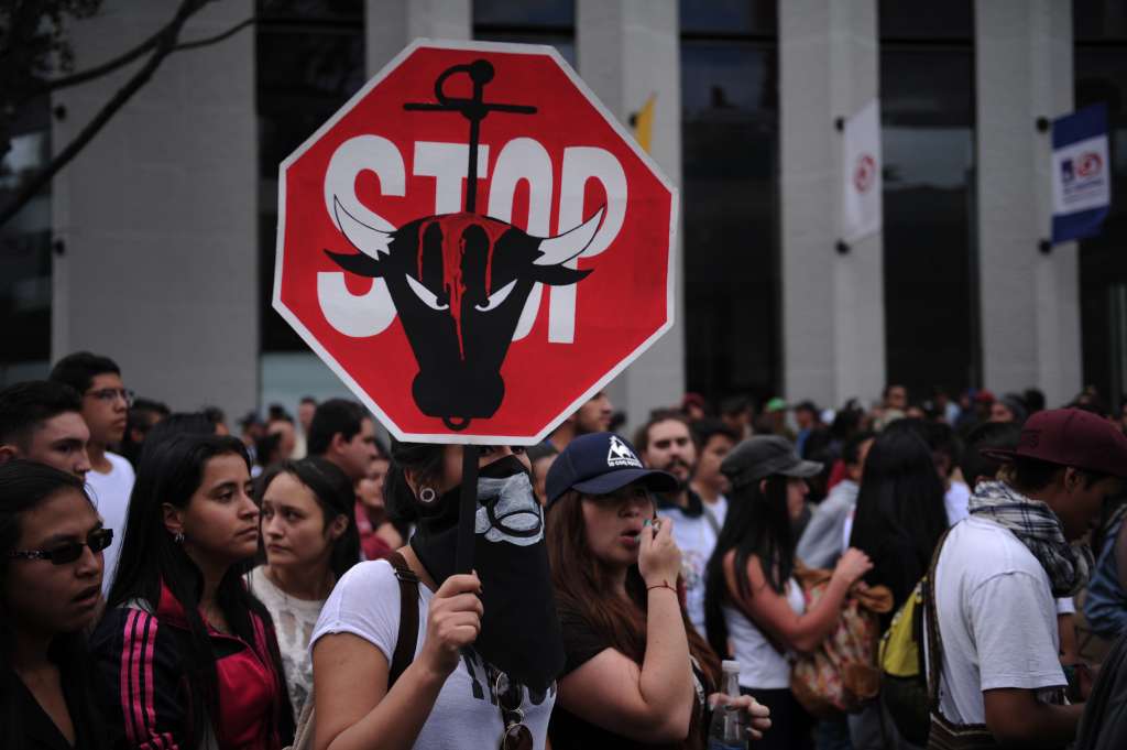 Antitaurinos protestan contra las corridas de toros, frente a la Plaza la Santamaría.