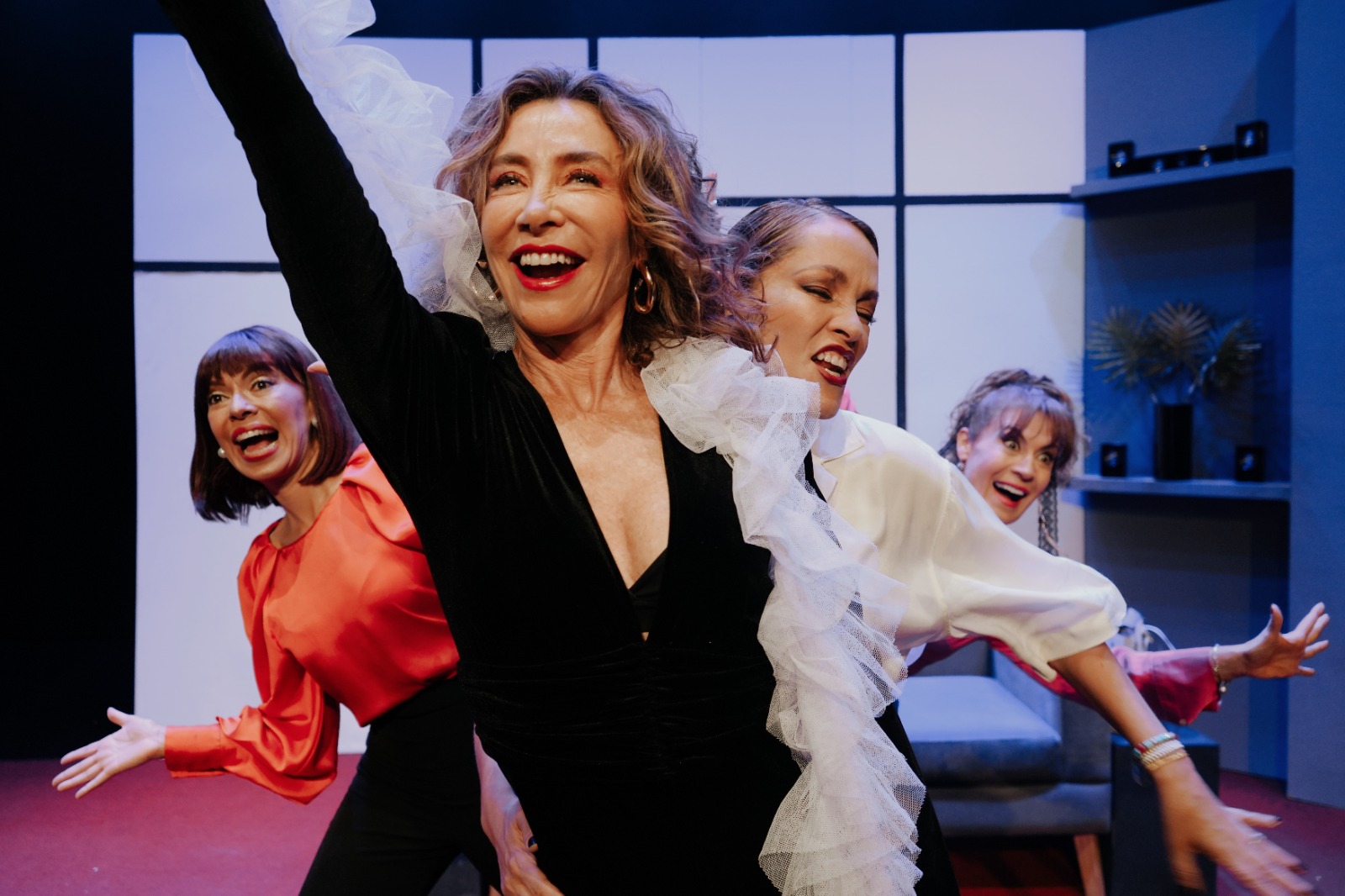 Luz Estrada, Marcela Caravajal (intercalada con Marcela Gallego), Alexandra Restrepo y Katherine Vélez hacen parte del elenco de "Las novias de Travolta".