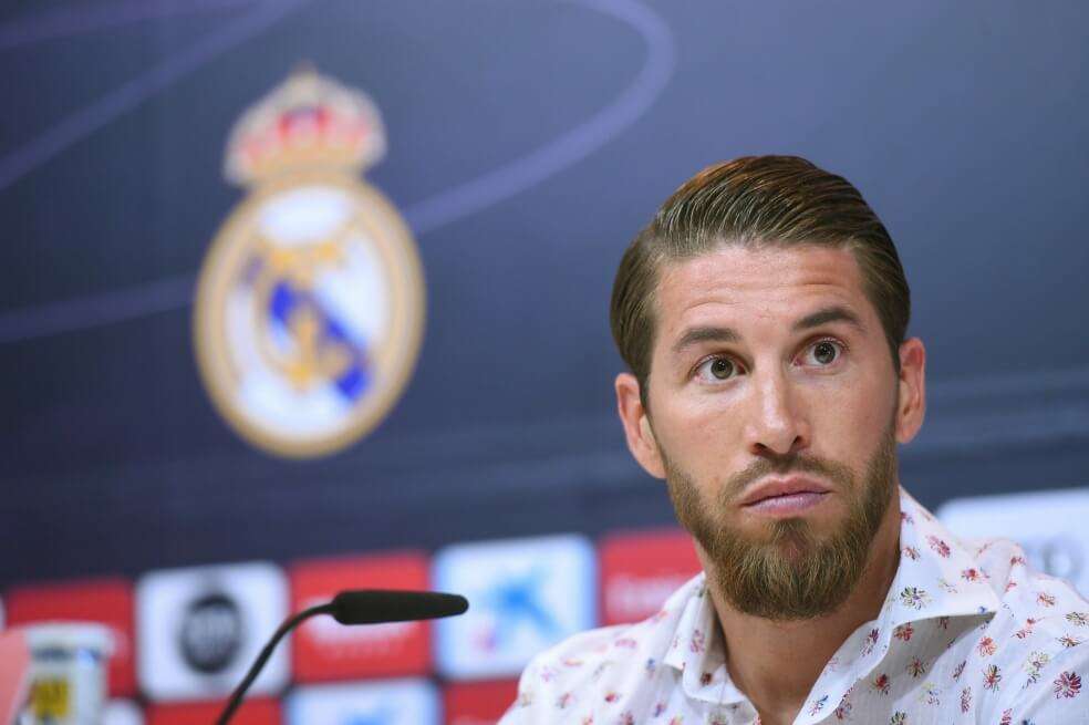 Sergio Ramos durante la rueda de prensa de este jueves en la que desmintió todos los rumores sobre su salida del Real Madrid. / EFE