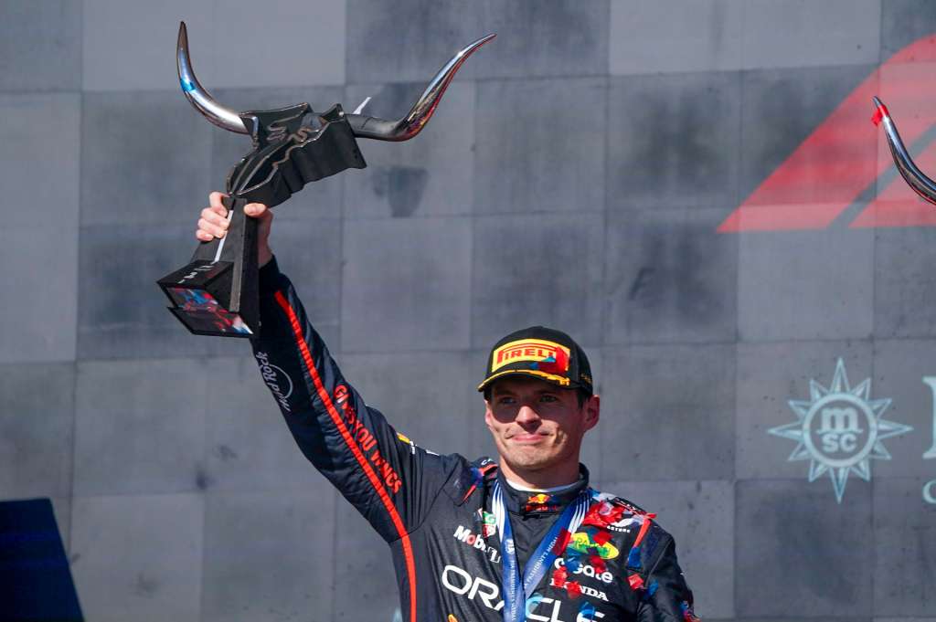 AUSTIN (United States), 19/10/2025.- Red Bull Racing driver Max Verstappen of Netherlands lifts the winners trophy on the podium following the 2025 Formula 1 United States Grand Prix at the Circuit of the Americas racetrack in Austin, Texas, USA, 19 October 2025. (Fórmula Uno, Países Bajos; Holanda, Estados Unidos) EFE/EPA/DUSTIN SAFRANEK