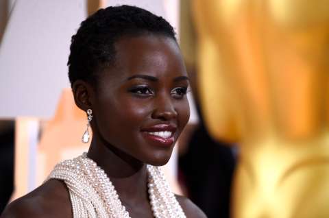 Lupita Nyong’o critica a la revista Grazia por retocar su pelo en foto de portada