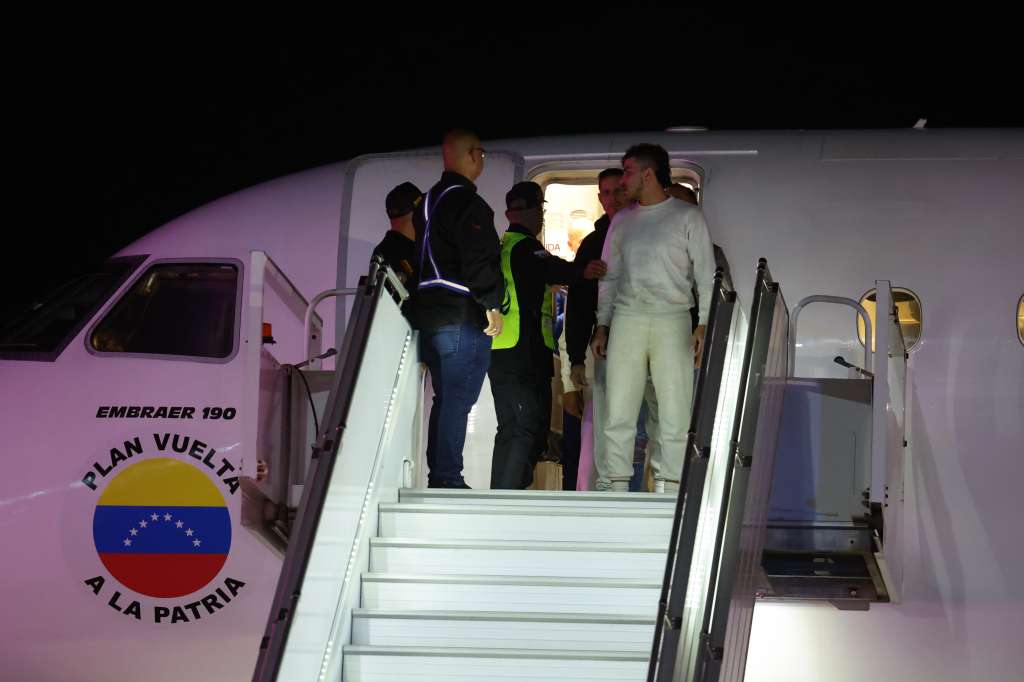 AME9110. CARACAS (VENEZUELA), 10/02/2025.- Ciudadanos venezolanos descienden de un avión tras ser deportados desde Estados Unidos, este lunes en el Aeropuerto Internacional Simón Bolívar, en Caracas (Venezuela). Dos vuelos con venezolanos deportados desde Estados Unidos llegaron al Aeropuerto Internacional Simón Bolívar, que sirve a Caracas, informó Nicolás Maduro, quien juró como presidente el 10 de enero tras su cuestionada reelección. EFE/ Miguel Gutiérrez