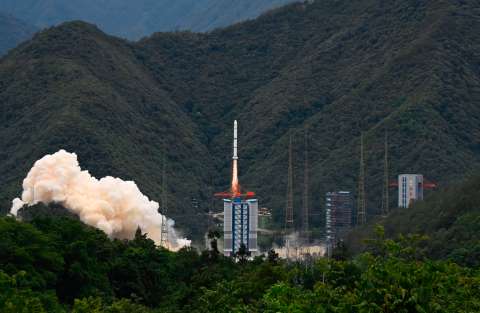 Francia y China lanzan un satélite para detectar explosiones en el universo
