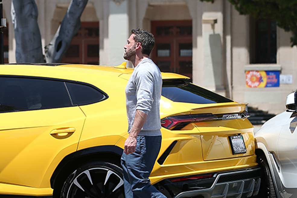 Photo © 2022 x17/The Grosby Group
PREMIUM EXCLUSIVE
Sunday, June 26, 2022 - Ben Affleck and Jennifer Lopez are spotted at an exotic car dealership as they look to build upon their already impressive fleet of luxury rides. Ben's son Samuel can be seen sitting up the driver seat and as he revs the engine, the Lamborghini Urus crashes into a parked BMW SUV! A concerned Ben scopes out the damage before negotiating with the salesmen. *****
Ben Affleck y Jennifer Lopez son vistos en un concesionario de autos exóticos mientras buscan ampliar su ya impresionante flota de autos de lujo. Se puede ver al hijo de Ben, Samuel, sentado en el asiento del conductor y, mientras acelera el motor, ¡el Lamborghini Urus choca contra un BMW SUV estacionado! Ben, preocupado, analiza el daño antes de negociar con los vendedores.