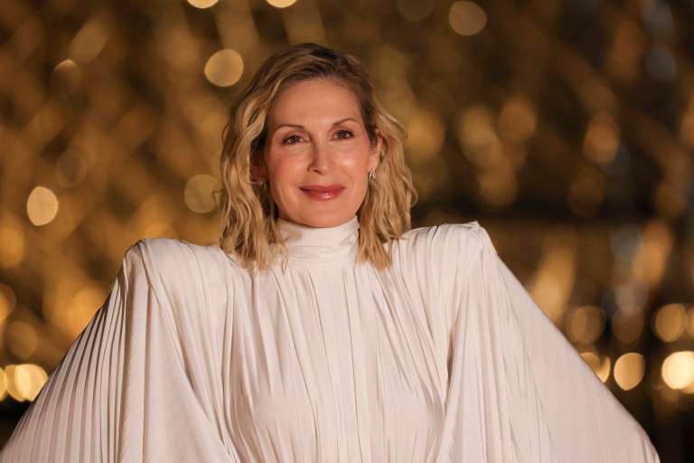 Paris (France), 04/03/2025.- US actress Kelly Rutherford arrives for the 'Le Grand Diner du Louvre' at the Louvre Museum in Paris, France, 04 March 2025. The Louvre Museum is hosting the gala dinner to mark the official opening of Paris Fashion Week and to raise funds to support the Louvre's restoration projects, educational programs, and initiatives aimed at making the museum more accessible to a broader audience. (Moda, Francia) EFE/EPA/TERESA SUAREZ