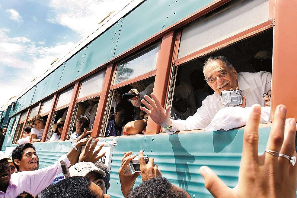 El Premio Nobel de Literatura de Colombia, 1982, Gabriel García Márquez, se asoma por la ventana del tren al llegar a su ciudad natal Aracataca, Colombia, el 30 de mayo de 2007, junto a su esposa Mercedes. El novelista, autor de "Cien años de soledad", murió el 17 de abril de 2014 en la Ciudad de México a los 87 años de edad.