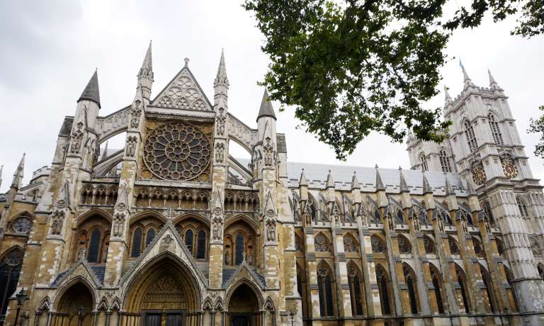 La Catedral de Canterbury es uno de los templos más importantes del Reino Unido y sede espiritual de la Iglesia de Inglaterra desde hace siglos. Fundada en el año 597 con la llegada de Agustín de Canterbury, combina estilos románico y gótico y está profundamente ligada a la historia del país, desde la expansión del cristianismo hasta el asesinato de Thomas Becket en 1170. Hoy, además de su valor religioso, es Patrimonio de la Humanidad y un importante destino de peregrinación, destacada por sus vidrieras medievales y su riqueza histórica.