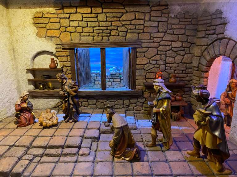 Muchos de los personajes que incluyen el nacimiento del Niño Jesús fueron incluidos en algunos pesebres. En esta pieza, los reyes mayos fueron recreados.
